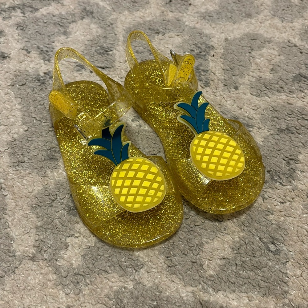 Old navy pineapple sandals